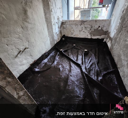 משטח אטום בזפת עם צינורות ניקוז